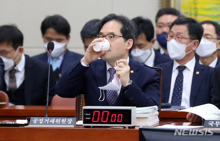 [서울=뉴시스] 추상철 기자 = 한기정 공정거래위원장이 20일 오전 서울 여의도 국회에서 열린 정무위원회 전체회의에서 물을 마시고 있다. 2023.02.20. scchoo@newsis.com