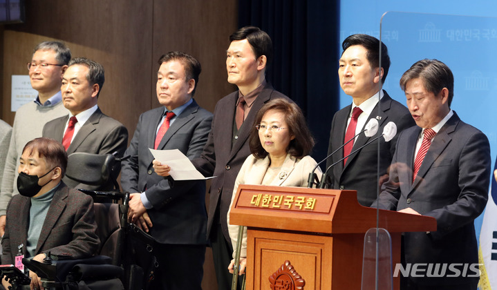 [서울=뉴시스] 전진환 기자 = 김기현 국민의힘 당 대표 후보가 20일 오전 서울 여의도 국회 소통관에서 열린 자신에 대한 전직 바른정당 당협위원장들의 지지선언 기자회견에 참석해 자리하고 있다.  2023.02.20. amin2@newsis.com