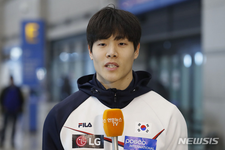 [인천공항=뉴시스] 최동준 기자 = 한국 스켈레톤 대표팀 정승기가 20일 세계선수권대회를 마치고 인천국제공항을 통해 귀국해 취재진 질문에 답변하고 있다. 2023.02.20. photocdj@newsis.com