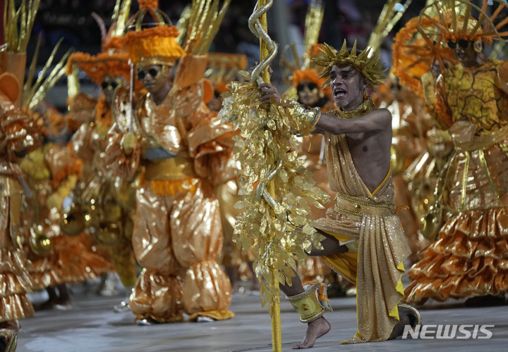 [리우데자네이루=AP/뉴시스] 20일(현지시간) 브라질 리우데자네이루 삼바드롬에서 카니발 축제가 열려 모시다드 삼바스쿨 무용수들이 퍼레이드하고 있다. 코로나19 이후 3년 만에 재개한 지구촌 최대 축제 브라질 삼바 카니발은 지난 17일 개막해 오는 22일까지 이어진다. 2023.02.20.