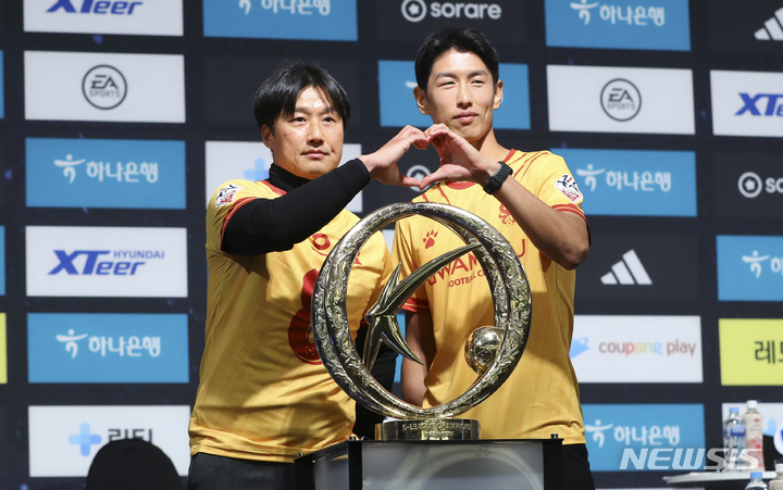 [서울=뉴시스] 최진석 기자 = 광주FC 이정효 감독과 안영규이 20일 서울 서초구 더케이호텔서울에서 열린 하나원큐 K리그 2023년 개막 미디어 데이에서 포즈를 취하고 있다. 2023.02.20. myjs@newsis.com