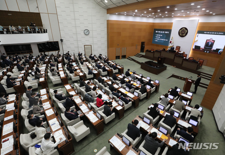 [서울=뉴시스] 김진아 기자 = 김현기 서울시의회 의장이 지난달 20일 서울 중구 서울시의회에서 열린 제316회 임시회 개회식에서 개회사를 하고 있다. 2023.02.20. bluesoda@newsis.com