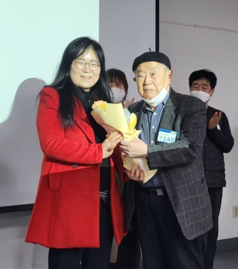 [서울=뉴시스] 왼쪽부터 한국만화가협회 제29대 회장 신일숙, 꽃다발 전달하는 권영섭 원로만화작가 (사진=(사)한국만화가협회 제공) 2023.02.21. photo@newsis.com *재판매 및 DB 금지