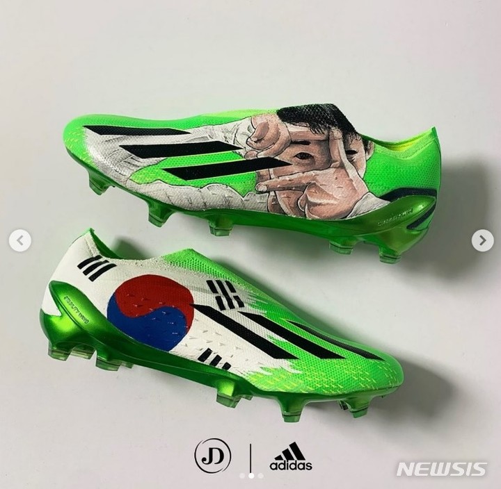 [서울=뉴시스]손흥민, '태극기·찰칵 세리머니' 담긴 축구화 신고 달린다 (사진 = 조던 도슨 SNS 캡처)