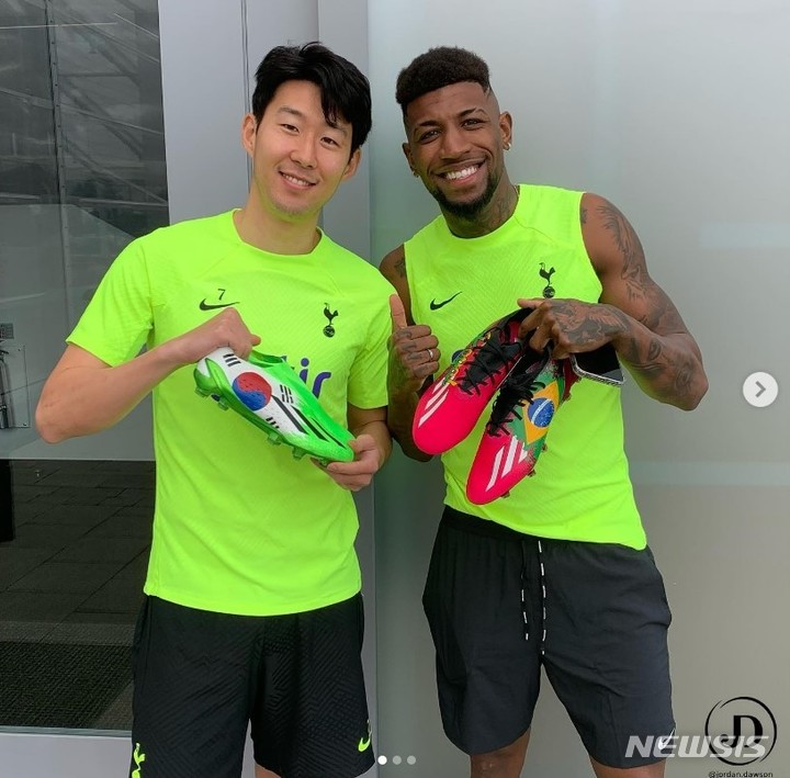[서울=뉴시스]손흥민, '태극기·찰칵 세리머니' 담긴 축구화 신고 달린다 (사진 = 조던 도슨 SNS 캡처)