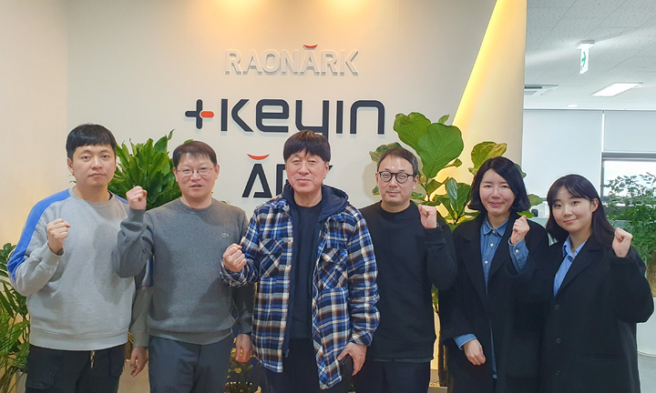 [서울=뉴시스] 김용문 창업진흥원장(왼쪽 세번째)이 지난 20일 CES 혁신상 수상기업 라오나크를 방문해 소통의 자리를 마련했다. (사진=창업진흥원 제공) 2023.02.21. photo@newsis.com *재판매 및 DB 금지