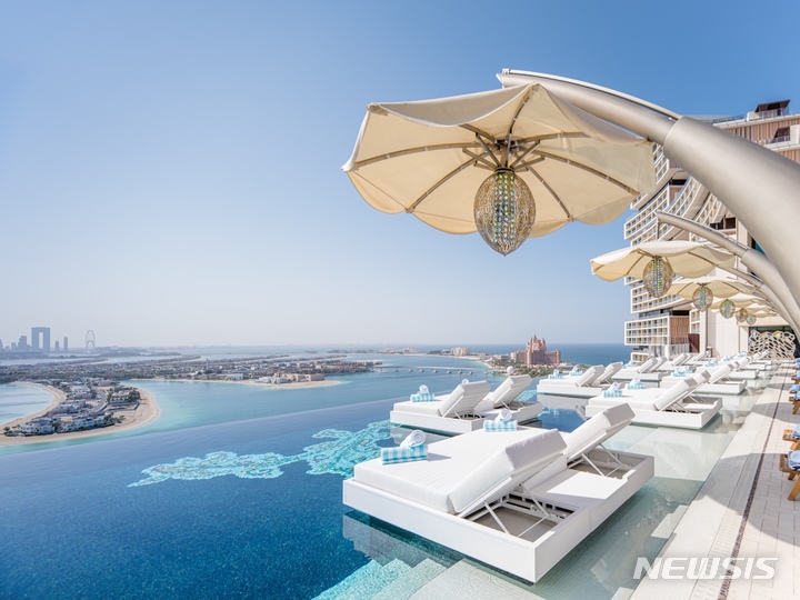 [서울=뉴시스] '아틀란티스 더 로열' 옥상 인피니티 풀. (사진=쌍용건설 제공)