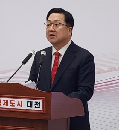 [대전=뉴시스] 조명휘 기자 = 이장우 대전시장이 21일 오전 시정브리핑을 통해 에너지 위기로 어려움을 겪는 소상공인 지원방안을 발표하고 있다. 2023.02.21. photo@newsis.com *재판매 및 DB 금지