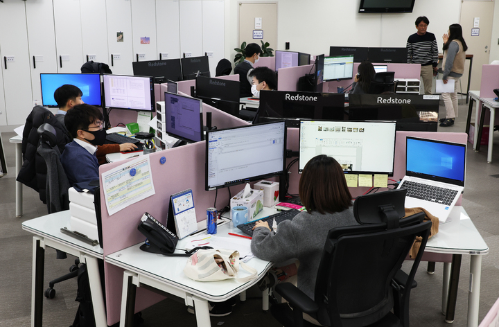 [세종=뉴시스] 21일 정부세종청사 처음으로 자율좌석형 사무실을 도입한 교육부 디지털교육기획관 사무 공간에서 직원들이 업무를 보고 있다. (사진=교육부 제공). 2023.02.21. photo@newsis.com *재판매 및 DB 금지