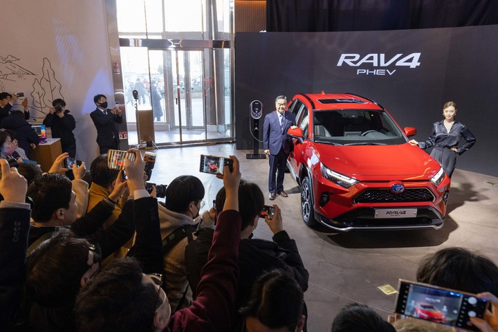 [서울=뉴시스] 김선웅 기자 = 콘야마 마나부 한국토요타자동차 신임 대표이사가 21일 서울 송파구 잠실 커넥트투에서 'RAV4 플러그인 하이브리드(PHEV)'를 소개하고 있다. 토요타코리아가 이번에 출시하는 RAV4 플러그인 하이브리드는 E-부스터 컨셉으로 개발되었으며 배터리 충전을 통한 EV 주행과 최신 하이브리드 기술을 활용해 효율적인 가솔린 주행이 모두 가능한 PHEV 모델이다. 2023.02.21. mangusta@newsis.com *재판매 및 DB 금지