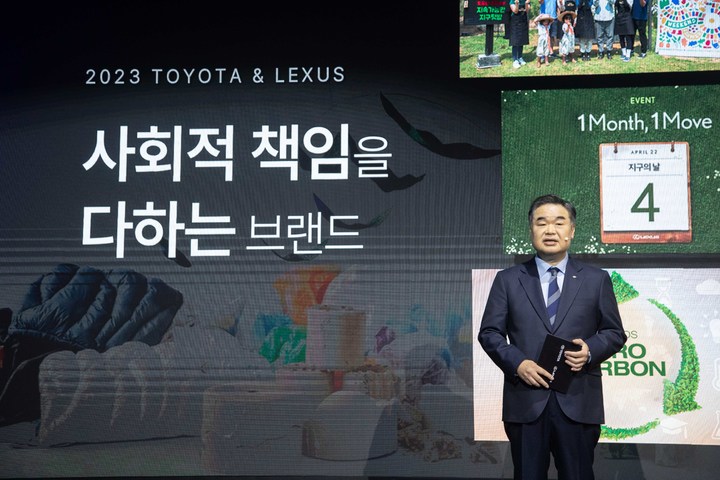 [서울=뉴시스] 콘야마 마나부 한국토요타자동차 신임 대표이사가 21일 서울 송파구 잠실 커넥트투에서 'RAV4 플러그인 하이브리드(PHEV)'를 소개하고 있다. (사진=한국도요타자동차 제공) 2023.02.21. photo@newsis.com *재판매 및 DB 금지