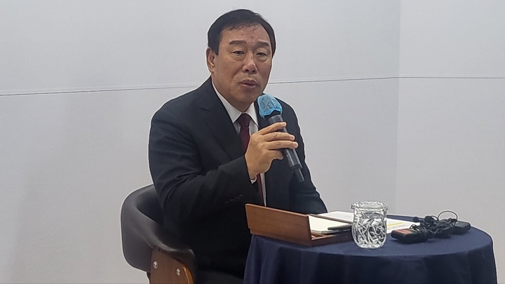 [뉴시스=세종]대중교통 세종시 무료화에 대해 설명하는 최민호 세종시장.2023.02.21. ssong1007@newsis.com *재판매 및 DB 금지