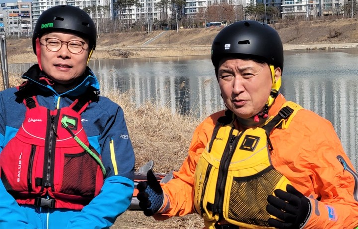 청주 무심천 카약 체험 나선 김영환(오른쪽) 충북지사 *재판매 및 DB 금지