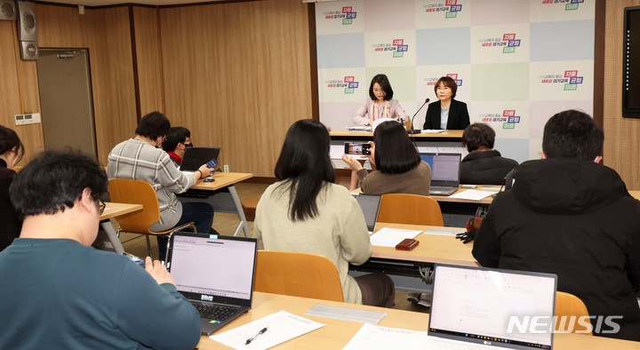 [수원=뉴시스] 21일 오후 경기 수원시 장안구 경기도교육청 남부청사 브리핑룸에서 한정숙(사진 오른쪽) 도교육청 제2부교육감과 김선경(왼쪽) 도교육청 진로직업정책과장이 전국연합학력평가 성적 자료 유출 관련 브리핑을 진행하고 있다. (사진=경기도교육청 제공) 2023.02.21. photo@newsis.com *재판매 및 DB 금지