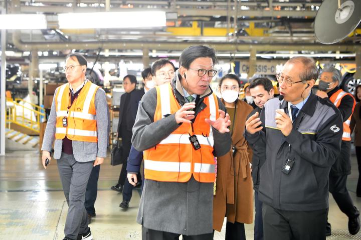[부산=뉴시스] 박형준 부산시장(가운데)이 21일 오전 르노코리아자동차를 방문해 이해진 제조본부장(오른쪽)과 이야기를 나누고 있다.(사진=부산시 제공) *재판매 및 DB 금지