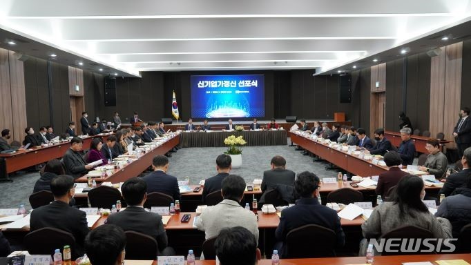 [광주=뉴시스]광주상공회의소(회장 정창선)는 21일 지역 기업인들의 새로운 기업가정신 정립 및 확산을 위한 선포식을 개최했다고 밝혔다.