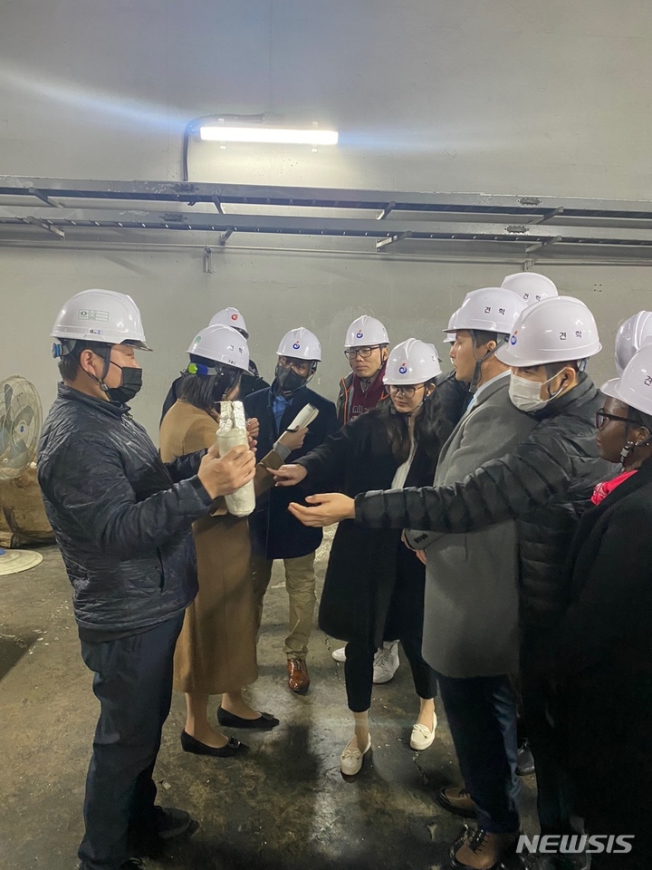 21일 개발도상국의 고위공무원들이 유엔산업개발기구(UNIDO) 한국투자진흥사무소 주관으로 하남 유니온타워를 견학하고 있다. 2022.02.21. jungxgold@newsis.com