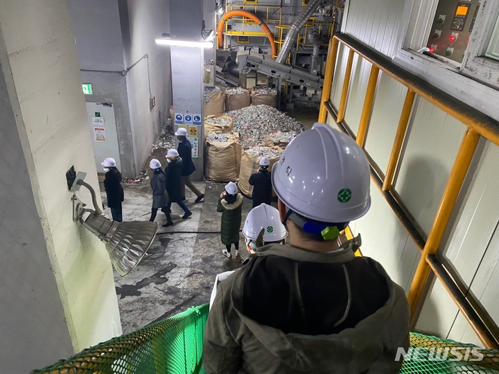 21일 개발도상국의 고위공무원들이 유엔산업개발기구(UNIDO) 한국투자진흥사무소 주관으로 하남 유니온타워를 견학하고 있다. 2022.02.21. jungxgold@newsis.com