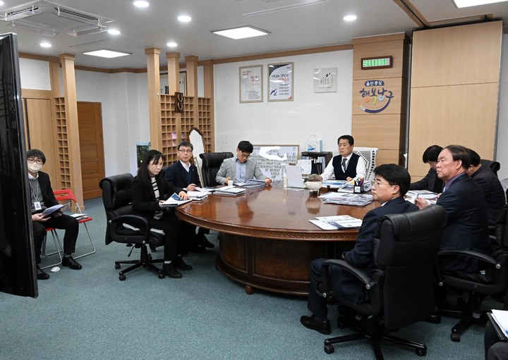 [울산=뉴시스]21일 울산 남구청 구청장실에서 2022년 울산고래축제 경제성 분석 보고회가 열린 가운데 서동욱 남구청장이 회의를 주재하고 있다. (사진=울산 남구 제공) 2023.02.21. photo@newsis.com *재판매 및 DB 금지