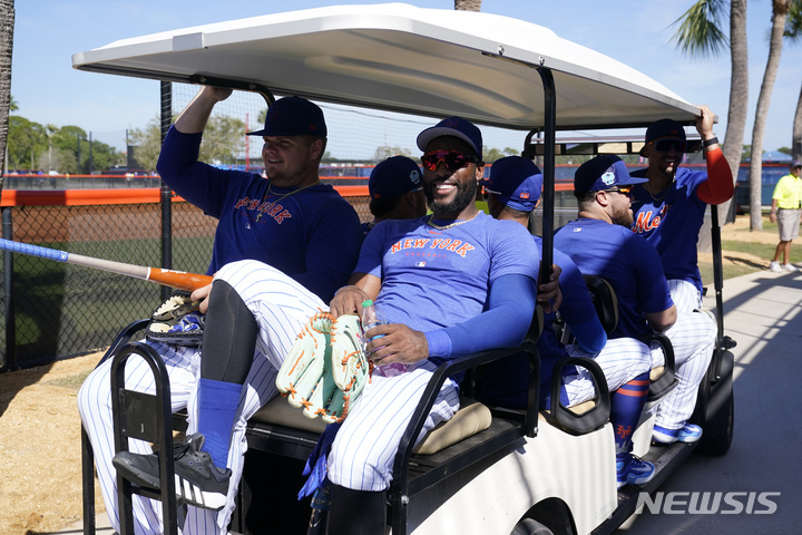 [포트세인트루시=AP/뉴시스]뉴욕 메츠 다니엘 보겔백(왼쪽)과 스탈링 마르테. 2023.02.21.