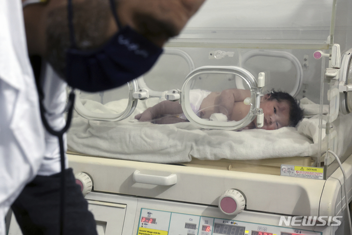 [알레포=AP/뉴시스] 시리아와 터키를 강타한 지진의 잔해 아래에서 태어난 여자 아기가 인큐베이터에서 치료를받고 있다. 여자 아기 아프라는 20일(현지시간) 병원을 떠나 친 고모의 집으로 입양됐다. 2023.02.21.