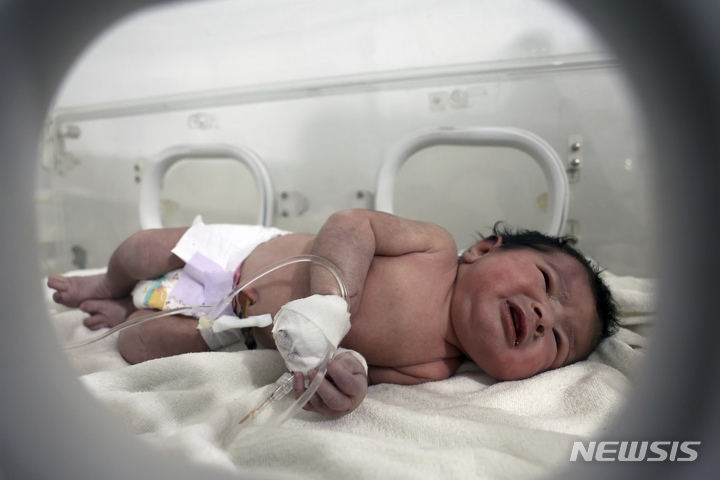 [알레포=AP/뉴시스] 시리아와 터키를 강타한 지진의 잔해 아래에서 태어난 여자 아기가 인큐베이터에서 치료를받고 있다. 여자 아기 아프라는 20일(현지시간) 병원을 떠나 친 고모의 집으로 입양됐다. 2023.02.21.</font>