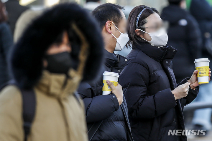 [서울=뉴시스] 정병혁 기자 = 21일 오후 서울 서대문구 서대문역사거리에서 시민들이 커피를 들고 이동하고 있다. 2023.02.21. jhope@newsis.com