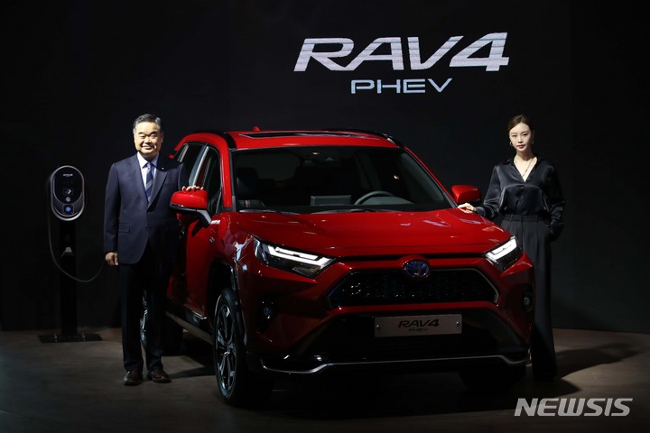 [서울=뉴시스] 김선웅 기자 = 콘야마 마나부 한국토요타자동차 신임 대표이사가 21일 서울 송파구 잠실 커넥트투에서 'RAV4 플러그인 하이브리드(PHEV)'를 소개하고 있다. 토요타코리아가 이번에 출시하는 RAV4 플러그인 하이브리드는 E-부스터 컨셉으로 개발되었으며 배터리 충전을 통한 EV 주행과 최신 하이브리드 기술을 활용해 효율적인 가솔린 주행이 모두 가능한 PHEV 모델이다. 2023.02.21. mangusta@newsis.com