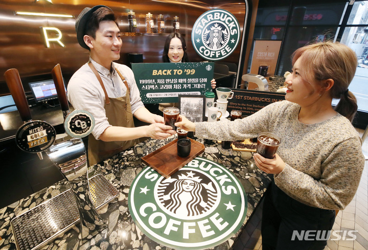 [서울=뉴시스] 김진아 기자 = 21일 서울 서대문구 스타벅스 이대R점에서 스타벅스 리워드 회원 1,000만 명 돌파 감사 이벤트 홍보 행사가 열리고 있다.&nbsp; 스타벅스는 '스타벅스 리워드' 회원 1,000만 명 돌파를 기념해 오는 22일부터 24일 3일 동안 오후 2시부터 오후 5시 사이 카페 아메리카노 톨 사이즈를 1999년 1호점(이대점) 오픈 당시 숏 사이즈 가격인 2500원 제공하는 행사를 진행한다. 2023.02.21. bluesoda@newsis.com