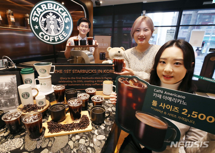 [서울=뉴시스] 김진아 기자 = 21일 서울 서대문구 스타벅스 이대R점에서 스타벅스 리워드 회원 1,000만 명 돌파 감사 이벤트 홍보 행사가 열리고 있다.  스타벅스는 '스타벅스 리워드' 회원 1,000만 명 돌파를 기념해 오는 22일부터 24일 3일 동안 오후 2시부터 오후 5시 사이 카페 아메리카노 톨 사이즈를 1999년 1호점(이대점) 오픈 당시 숏 사이즈 가격인 2500원 제공하는 행사를 진행한다. 2023.02.21. bluesoda@newsis.com