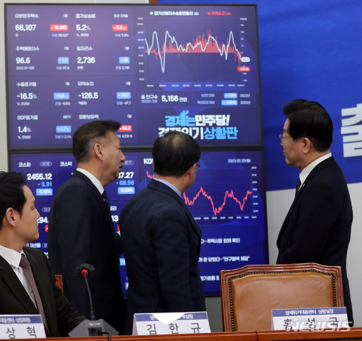 [서울=뉴시스] 전진환 기자 = 이재명(오른쪽) 더불어민주당 대표가 21일 오전 서울 여의도 국회에서 열린 경제위기대응센터 출범식 및 제막식에서 김성환(가운데) 경제위기대응센터장으로부터 설명을 듣고 있다. 2023.02.21 amin2@newsis.com