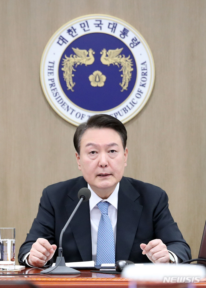 [서울=뉴시스] 전신 기자 = 윤석열 대통령이 지난달 21일 서울 용산 대통령실에서 열린 국무회의를 주재하고 있다. 2023.02.21. photo1006@newsis.com