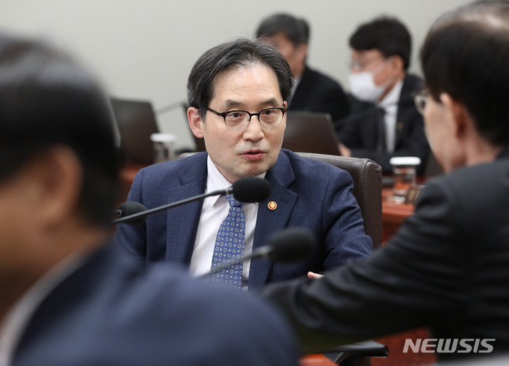 [서울=뉴시스] 전신 기자 = 한기정 공정거래위원장이 21일 서울 용산 대통령실에서 열린 국무회의에 참석해 있다. 2023.02.21. photo1006@newsis.com