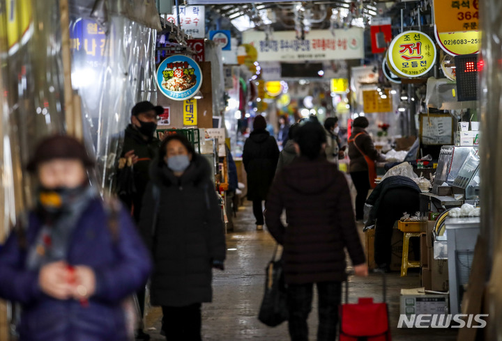 [서울=뉴시스] 정병혁 기자 = 서울시내 시장을 찾은 시민들이 장을 보고 있다. 2023.02.21. jhope@newsis.com