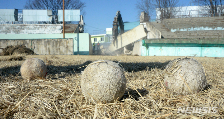 [전주=뉴시스] 김얼 기자 = 전주종합경기장 야구장 철거 공사가 시작된 21일 전북 전주시 전주종합경기장 내 야구장 부지에서 관계자들이 철거작업을 하고 있다. 2023.02.21. pmkeul@newsis.com