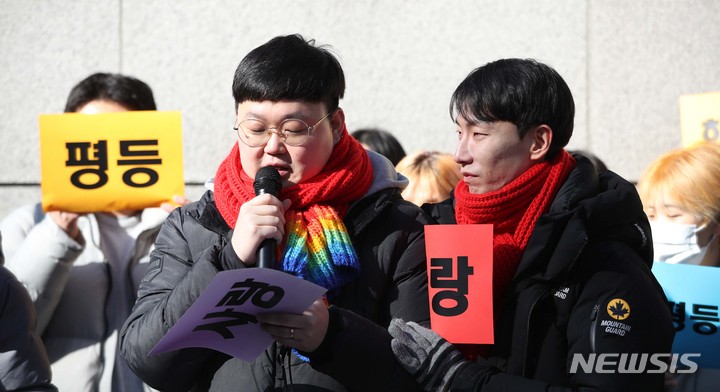 [서울=뉴시스] 김선웅 기자 = 결혼 5년차 동성부부 소성욱씨와 김용민씨가 전날 서울 서초구 서울고법에서 열린 국민건강보험공단 상대 보험료 부과 취소 처분 소송 항소심에서 원고 승소 후 입장을 말하고 있다. 2023.02.21. mangusta@newsis.com