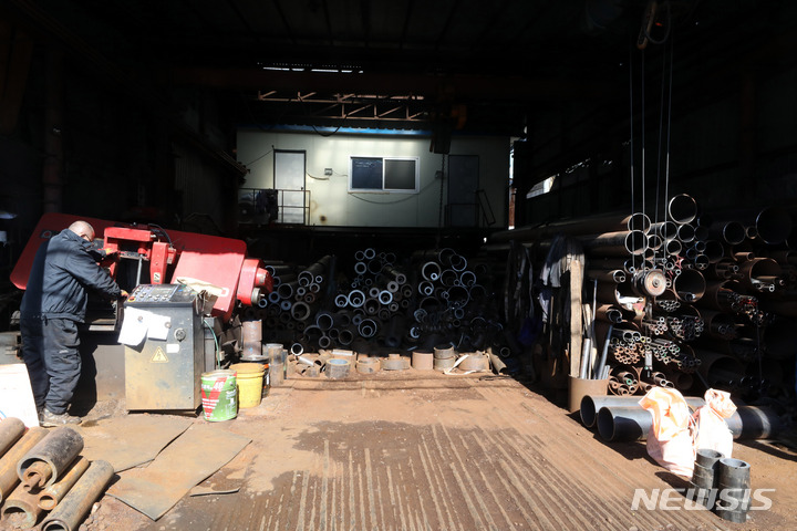 [서울=뉴시스] 조성봉 기자 = 21일 오전 서울 영등포구 문래동 철강소에서 직원이 작업을 하고 있다. 21일 통계청 경제활동인구조사에 따르면 지난 1월 제조업 취업자는 443만2000명으로 작년 같은 달보다 3만5000명 감소했으며 특히 60세 이상 노인 취업자를 제외하면 12만명 넘게 감소한 것으로 나타났다. 2023.02.21. suncho21@newsis.com
