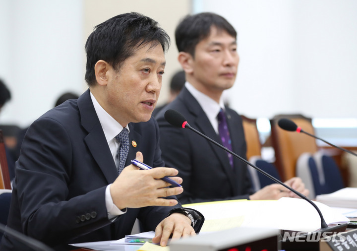 [서울=뉴시스] 전진환 기자 = 김주현 금융위원장이 21일 오전 서울 여의도 국회에서 열린 정무위원회 전체회의에서 의원 질의에 답하고 있다. 2023.02.21. amin2@newsis.com