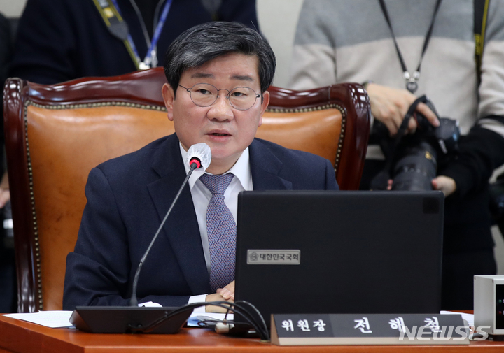 [서울=뉴시스] 고범준 기자 = 전해철 환경노동위원회 위원장이 지난달 21일 오전 서울 여의도 국회에서 열린 환경노동위원회 전체회의에서 발언하고 있다. 2023.02.21. bjko@newsis.com