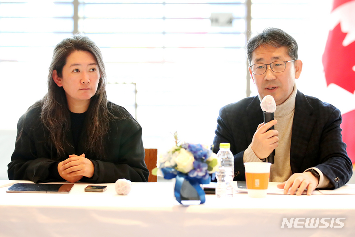 [서울=뉴시스] 박진희 기자 = 광주비엔날레재단 박양우(오른쪽) 대표이사와 김지연 전시부장이 21일 서울 중구 캐나다대사관 스코필드홀에서 '제14회 광주비엔날레 파빌리온 프로젝트' 언론간담회에 참석하여 각 국가별 진행 상황을 발표하고 있다. 오는 4월에 개막하는 제14회 광주비엔날레(4월7일~7월9일)는 본전시 이외에 해외 유수 문화예술 기관 참여의 파빌리온 프로젝트를 통해 동시대 화두인 기후 문제와 자국 전통, 소수민족 문화 등을 아우르면서 본전시 주제인 '물처럼 부드럽고 여리게(soft and weak like water)'와 상호작용 하고 지역 공공미술관, 대인공간, 사립미술관 등 협력 기관의 특성에 맞게 진행한다. 2023.02.21. pak7130@newsis.com