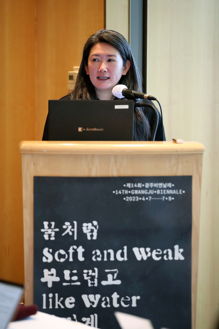 [서울=뉴시스] 박진희 기자 = 김지연 광주비엔날레재단 전시부장이 21일 서울 중구 캐나다대사관 스코필드홀에서 '제14회 광주비엔날레 파빌리온 프로젝트' 언론간담회에 참석하여 프로젝트 상황을 발표하고 있다. 오는 4월에 개막하는 제14회 광주비엔날레(4월7일~7월9일)는 본전시 이외에 해외 유수 문화예술 기관 참여의 파빌리온 프로젝트를 통해 동시대 화두인 기후 문제와 자국 전통, 소수민족 문화 등을 아우르면서 본전시 주제인 '물처럼 부드럽고 여리게(soft and weak like water)'와 상호작용 하고 지역 공공미술관, 대인공간, 사립미술관 등 협력 기관의 특성에 맞게 진행한다. 2023.02.21. pak7130@newsis.com