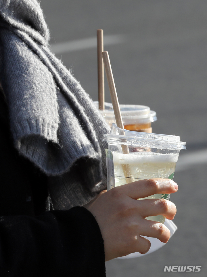 [서울=뉴시스] 김금보 기자 = 다시 추위가 찾아온 21일 서울 중구 동대입구역 거리에서 목도리를 착용한 시민이 냉음료를 들고 있다. (해당 사진은 기사와 직접적인 관련이 없습니다.) 2023.04.06. kgb@newsis.com