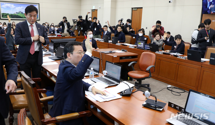 [서울=뉴시스] 고범준 기자 = 21일 오전 서울 여의도 국회에서 열린 환경노동위원회 전체회의에서 거수로 노동조합 및 노동관계조정법 일부개정법률안(대안)에 대한의결을 진행하자 국민의힘 의원들이 자리를 뜨고 있다. 2023.02.21. bjko@newsis.com