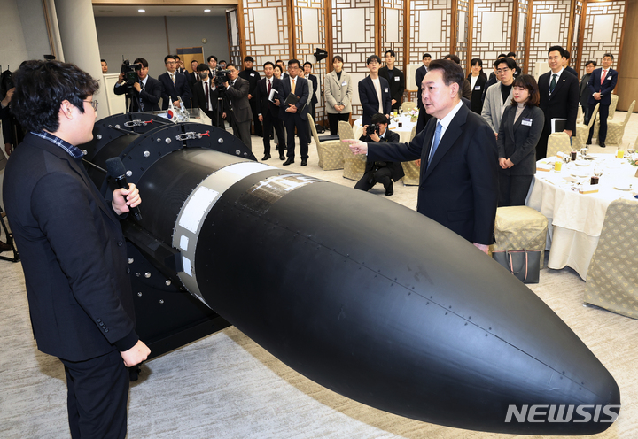 [서울=뉴시스] 전신 기자 = 윤석열 대통령이 21일 서울 용산 대통령실 청사에서 열린 '꿈과 도전의 뉴스페이스 시대 우주경제 개척자와의 대화'에 앞서 소형 우주 발사체를 살펴보고 있다. (대통령실통신사진기자단) 2023.02.21. photo1006@newsis.com