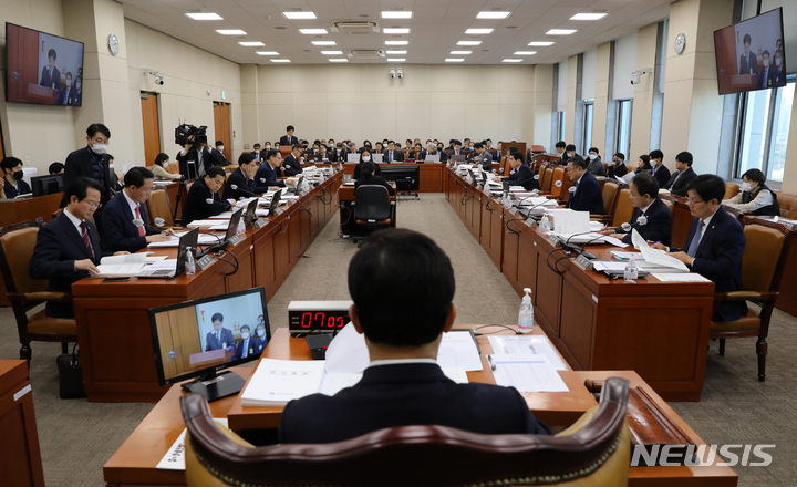 [서울=뉴시스] 고범준 기자 = 서울 여의도 국회에서 기획재정위원회 전체회의가 열리고 있다. 2023.02.21. bjko@newsis.com