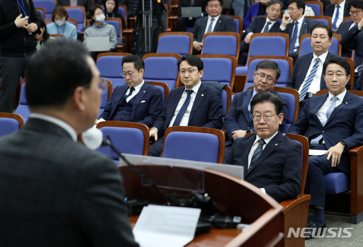 [서울=뉴시스] 이영환 기자 = 이재명 더불어민주당 대표와 의원들이 21일 오후 서울 여의도 국회에서 열린 의원총회에 참석해 박홍근 원내대표의 발언을 경청하고 있다. 2023.02.21. 20hwan@newsis.com