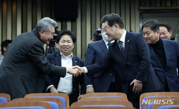 [서울=뉴시스] 이영환 기자 = 이재명 더불어민주당 대표가 21일 오후 서울 여의도 국회에서 열린 의원총회에 참석하며 동료 의원들과 인사를 나누고 있다. 2023.02.21. 20hwan@newsis.com