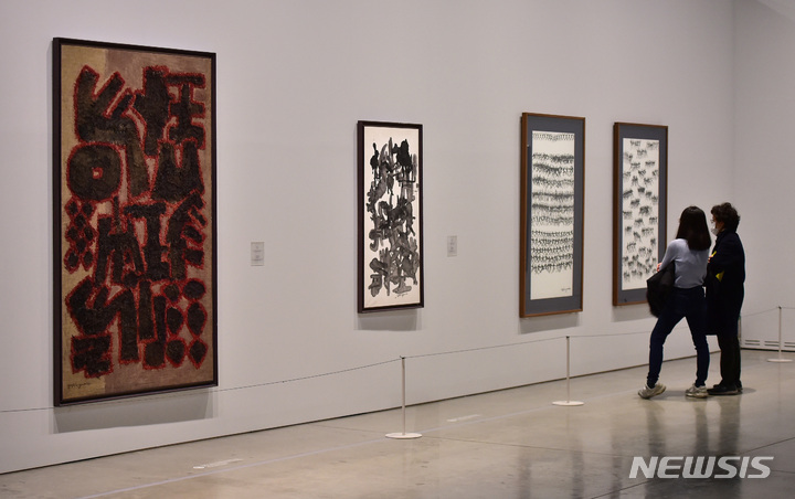 [대구=뉴시스] 이무열 기자 = 대구미술관에서 개막한 이건희 컬렉션 한국근대현대미술 특별전 ‘웰컴 홈 : 개화(開花)’을 찾은 시민들이 작품을 감상하고 있다. 2023.02.21. lmy@newsis.com
