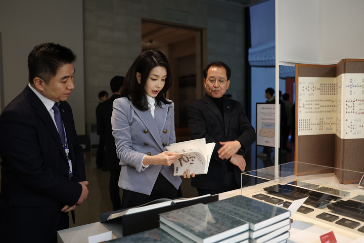 [서울=뉴시스] 윤석열 대통령 부인 김건희 여사가 21일 서울 용산구 국립중앙박물관에서 열린 '외규장각 의궤, 그 고귀함의 의미' 전시를 관람하고 있다. (사진=대통령실 제공) 2023.02.21. photo@newsis.com *재판매 및 DB 금지