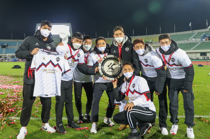 [서울=뉴시스]오현규 등 전역 모습. 2021.11.26. (사진=김천상무 제공)&nbsp; *재판매 및 DB 금지